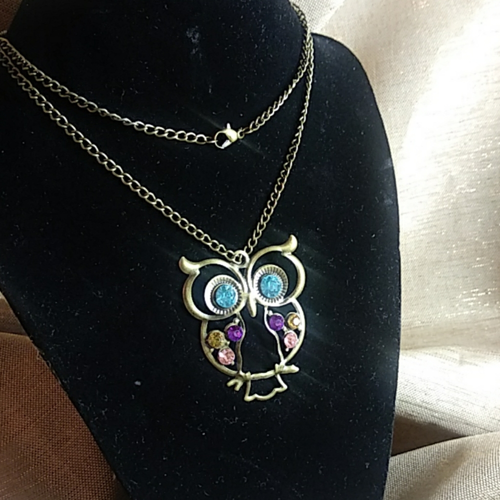 Stone studded owl pendant Bronze